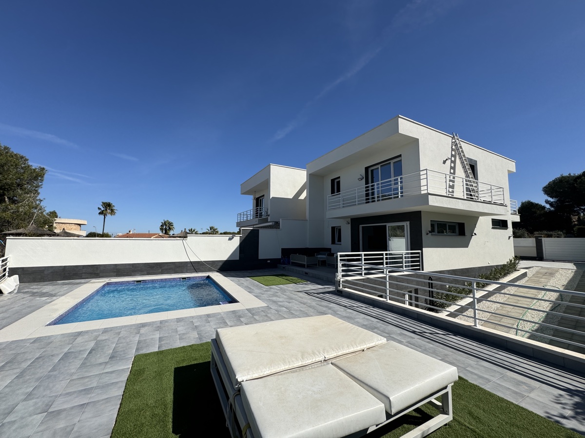 Villa in Residencia los Altos - view 1