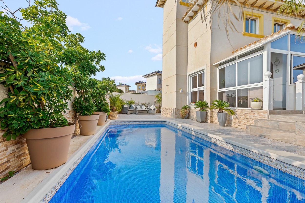 Villa in La Zenia - view 1