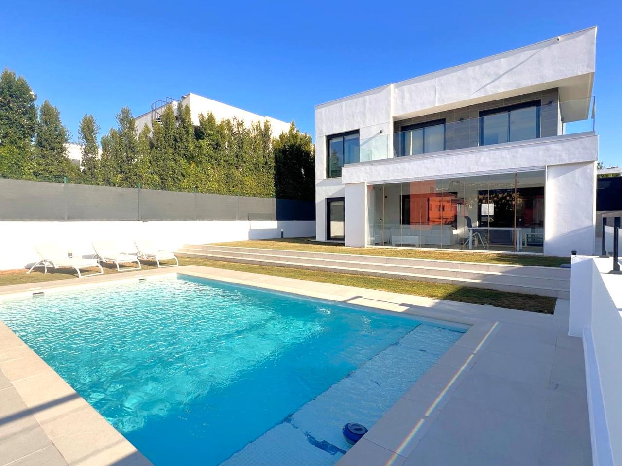 Villa in La Duquesa - view 1