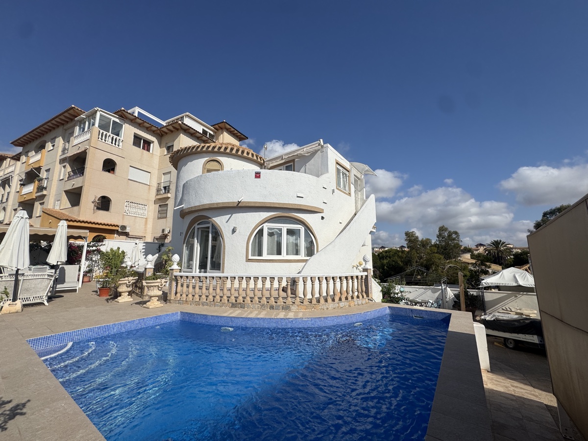 House in La Zenia - view 1