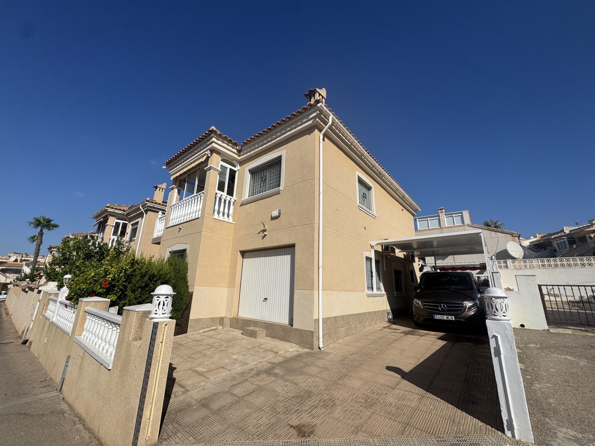 House in Villamartin - view 1