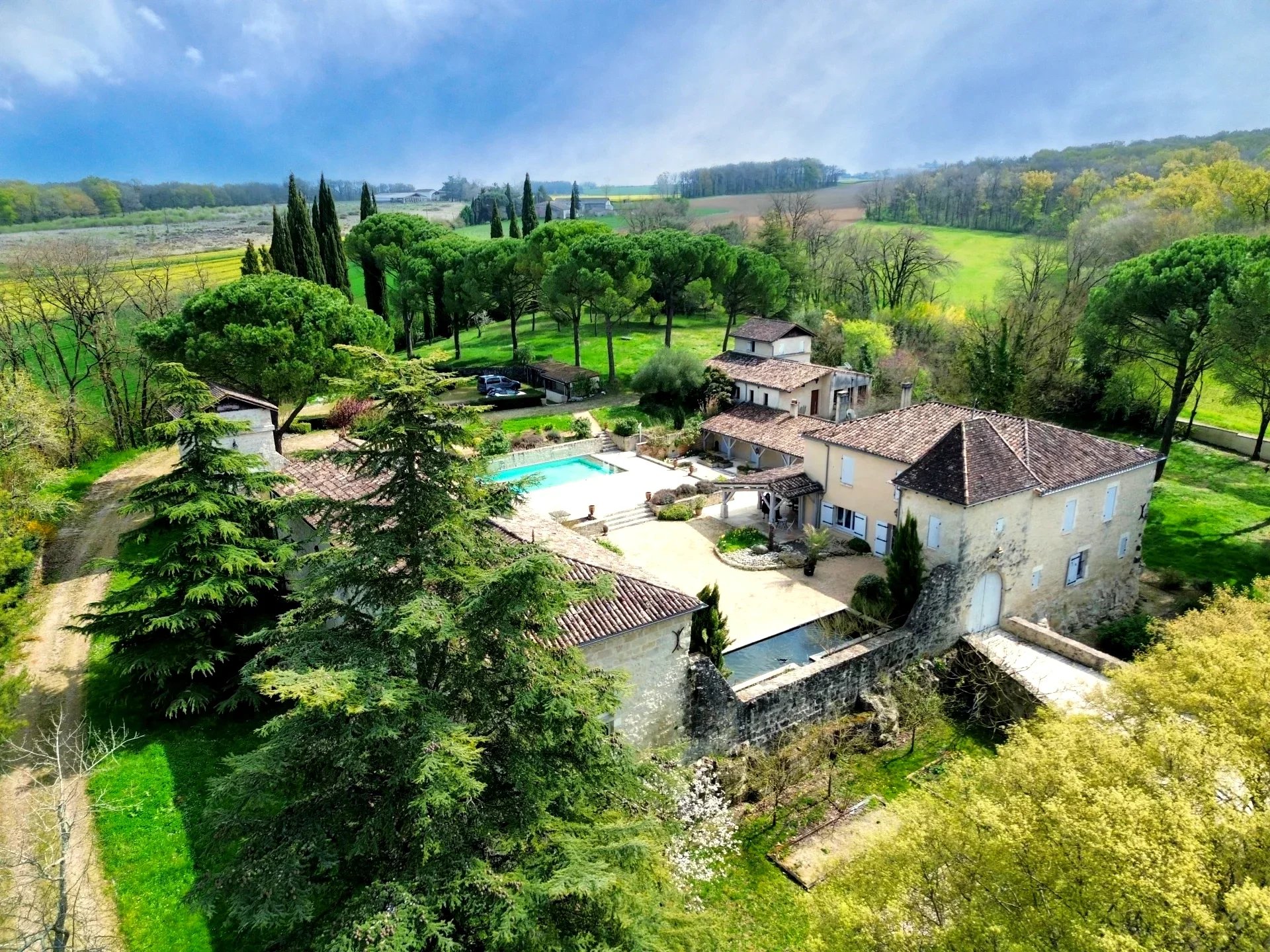 House in Gontaud-de-Nogaret - view 1