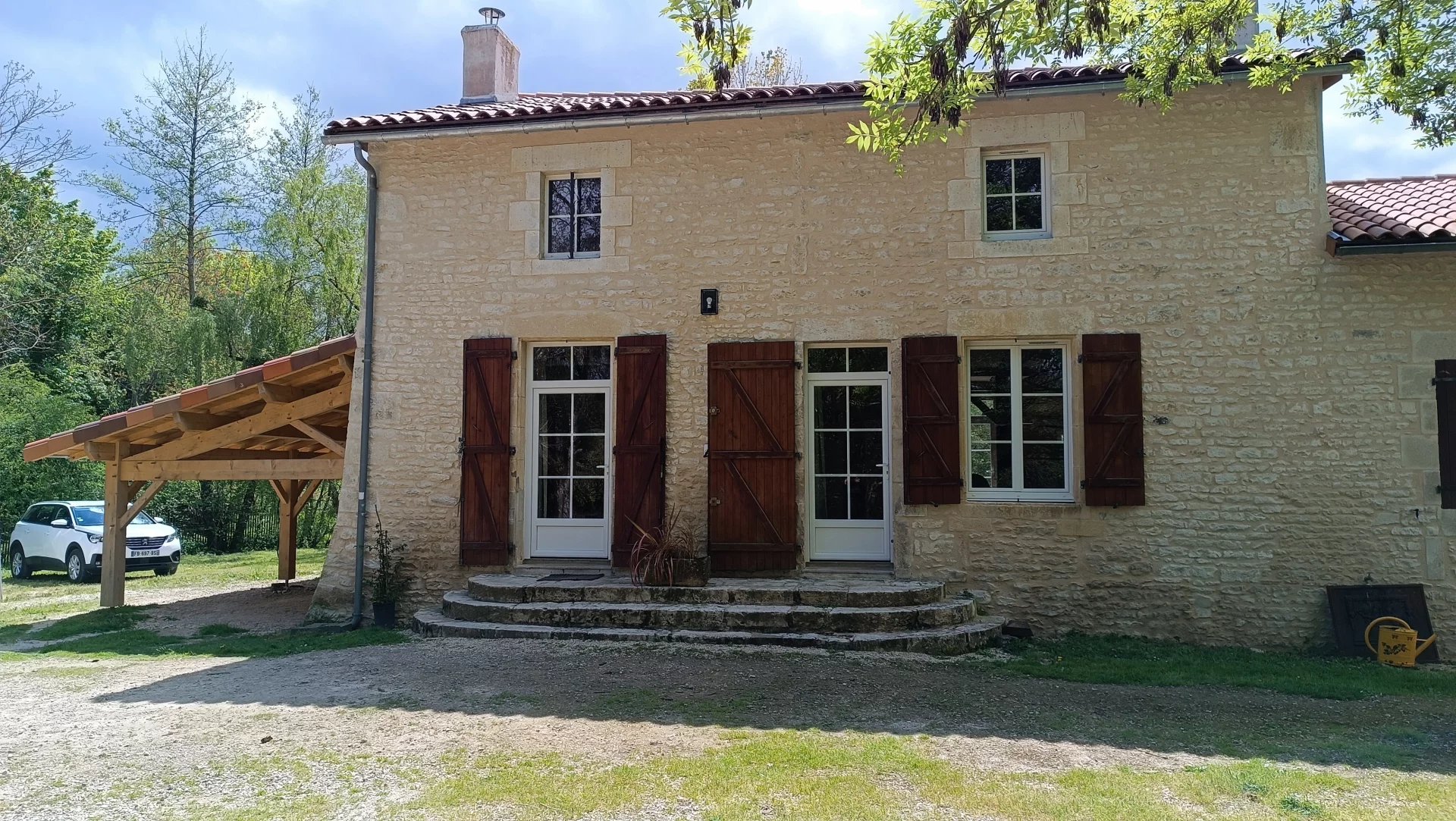 House in Lizant - view 1
