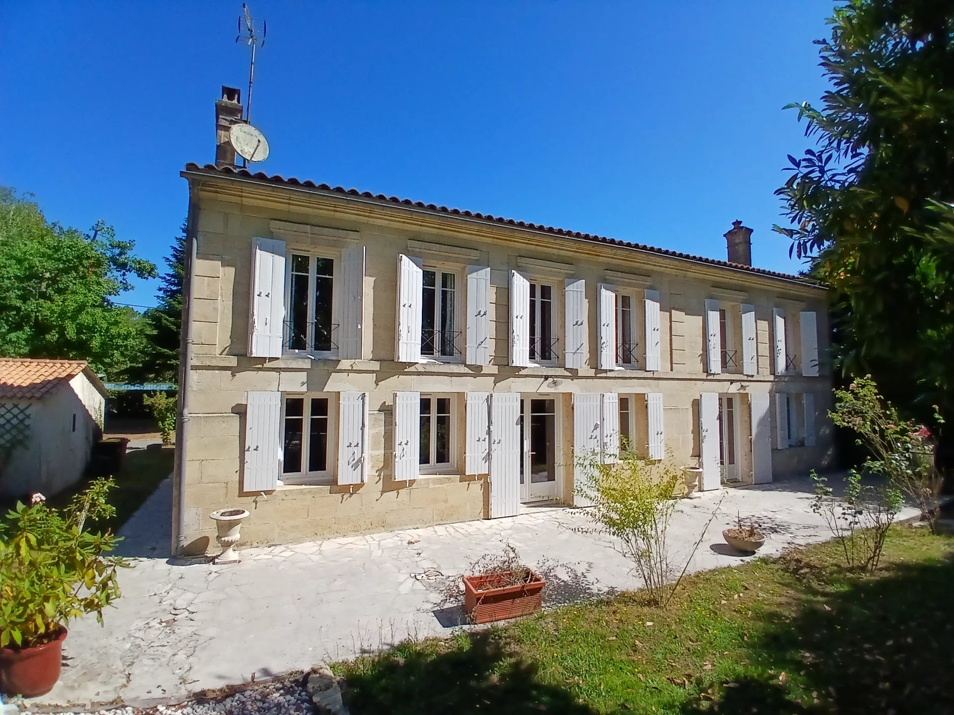 House in Saint-Vivien-de-Blaye - view 1