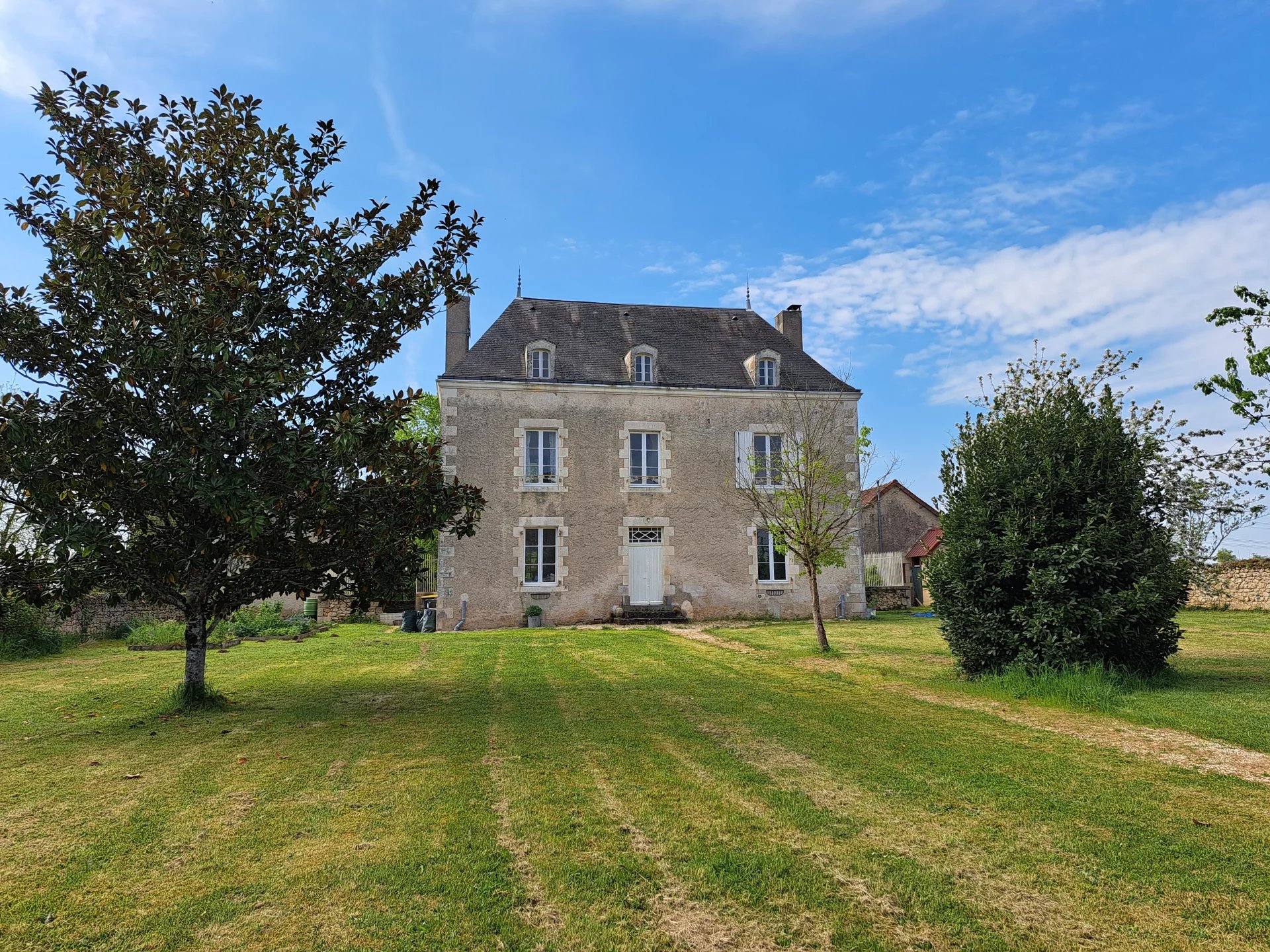 House in Montmorillon - view 1