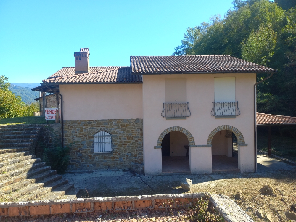 House in Camporgiano - view 1