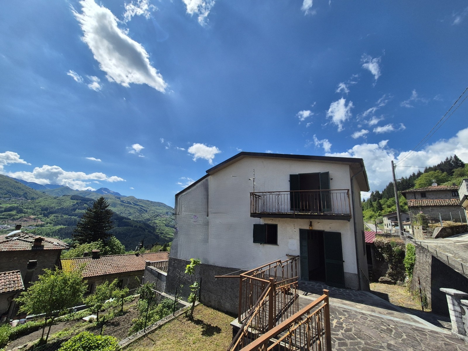 House in San Romano - view 1