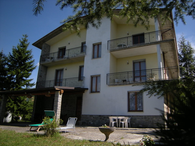 Villa in Albareto - view 1